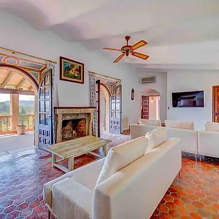 Villa Sleeps 10 With Pool Air Con And Wifi *